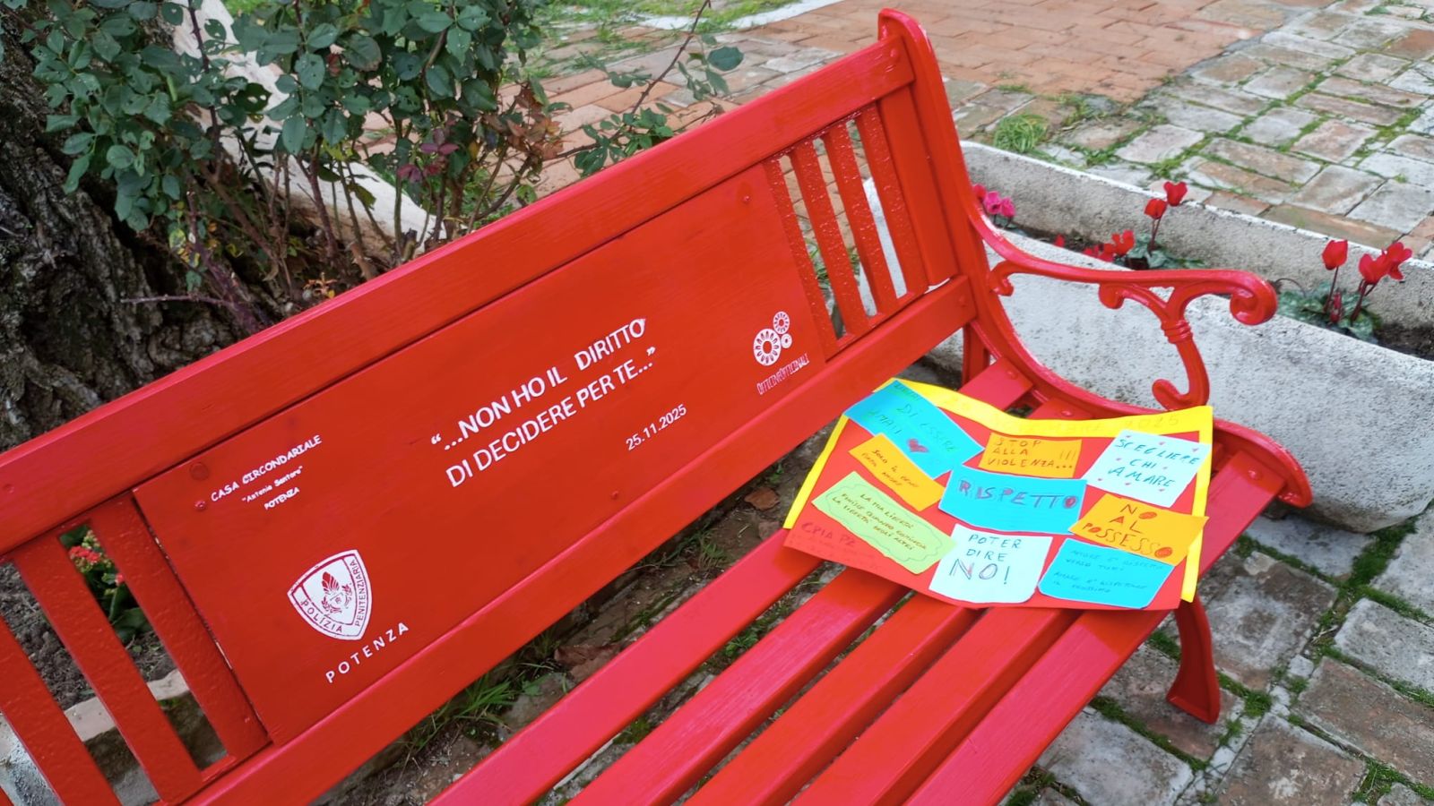 INAUGURATA LA PANCHINA ROSSA NELLA CASA CIRCONDARIALE “ANTONIO SANTORO” DI POTENZA